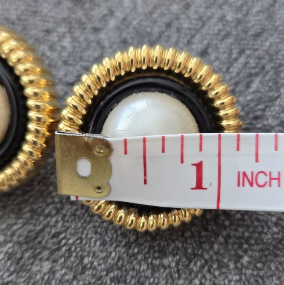 Vintage 80s Authenticated Chanel Gold Tone Faux Pearl Round Clip On Earrings/COA - Picture 7 of 8